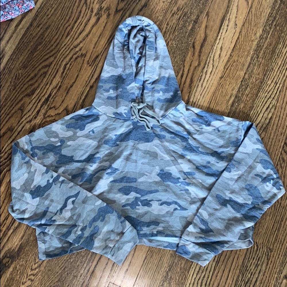Cropped camo sweatshirt
